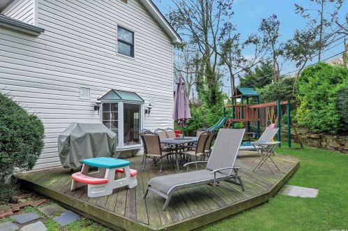 8 Stuart Ct, Huntington Station NY  11746-4237 exterior