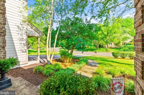 9106 Meadowcreek Ln, Lorton VA  22079-3238 exterior