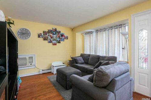 61 Hollywood Ave, North Lindenhurst NY  11757-6704 exterior