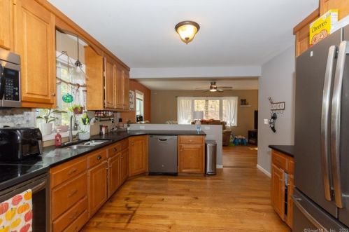 10 Phillips Rd, Norwich CT  06351-7009 exterior