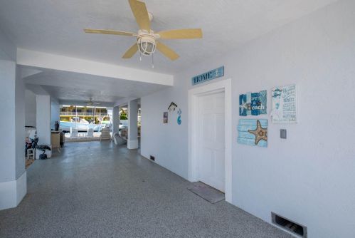 16 Corrine Pl, Key Largo FL 33037-4203 exterior