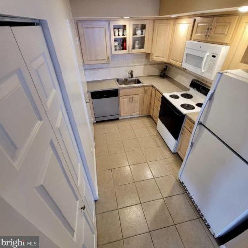 2038 Harbour Dr, Palmyra NJ 08065-1118 exterior