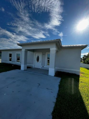 933 1st St, Belle Glade, FL 33430-1904
