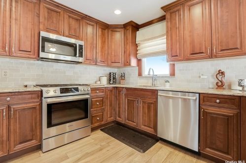 324 Oak Neck Rd, West Islip NY  11795-3613 exterior