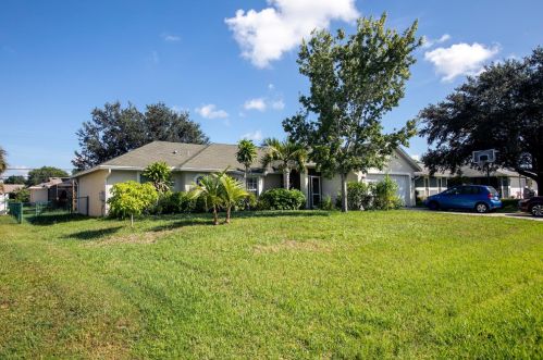 2409 Falcon Cir, Fort Pierce, FL 34953-2923
