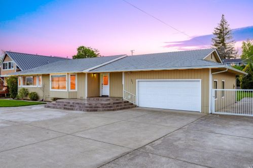 2075 Lakeshore Blvd, Lakeport, CA 95453-3216