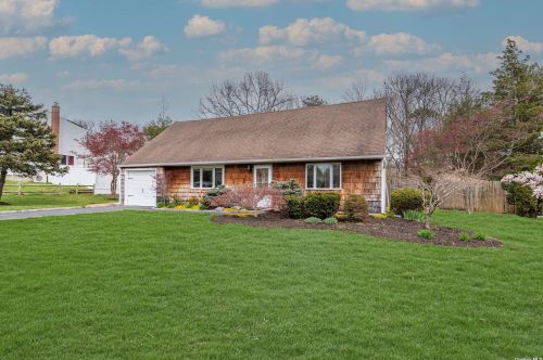 11 Lucille Dr, South Setauket, NY 11720-1031