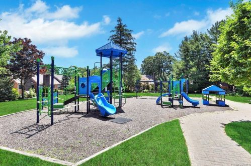 152 Brush Hollow Cres, Rye Brook NY  10573-1624 exterior