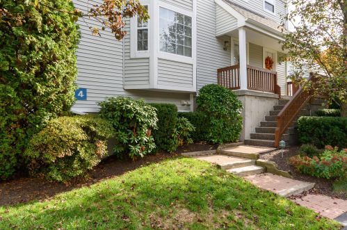 416 Foxboro Dr, Norwalk, CT 06851-1156