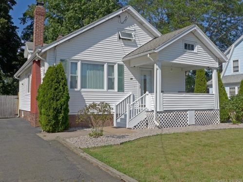 11 Village St, North Haven, CT 06473-3829