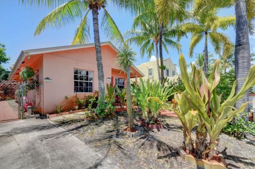522 Avenida Hermosa, West Palm Beach FL  33405-1515 exterior