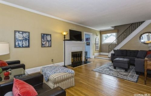 23 Muirfield Rd, Rockville Centre, NY 11570-2729