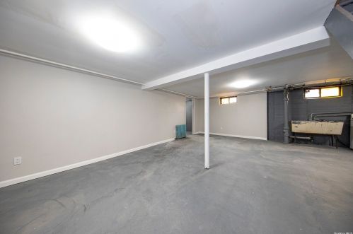 15 Hillcrest Dr, Westbury NY  11590-2447 exterior