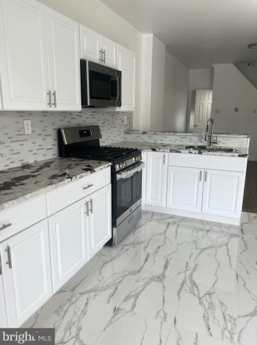 645 Lalor St, Trenton, NJ 08611-3235