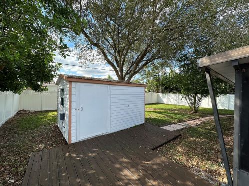 7880 11th St, Hollywood FL  33024-5147 exterior