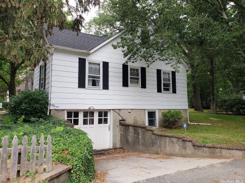 19 Hilden St, San Remo, NY 11754-1742