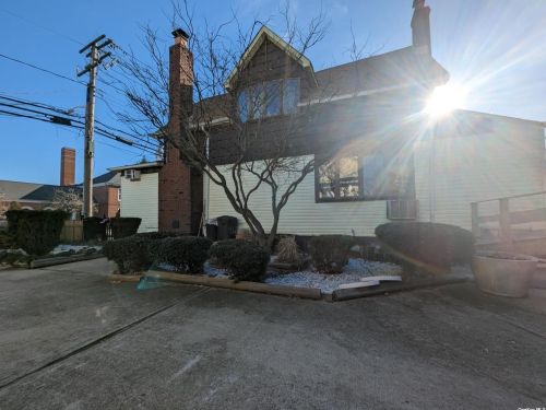 261 Gotham Ave, Floral Park NY  11003-2105 exterior