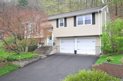 104 Metacomet Rd, Plainville, CT 06062-1425