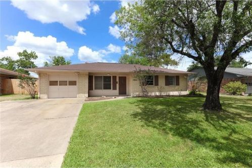 3811 Tanglewood Dr, Bryan, TX 77802-4128