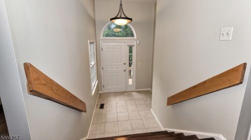 18 Noelle Ct, Lincoln Park, NJ 07035-2237