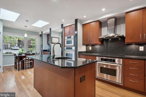 10916 Thanlet Ln, Herndon, VA 20190-3921