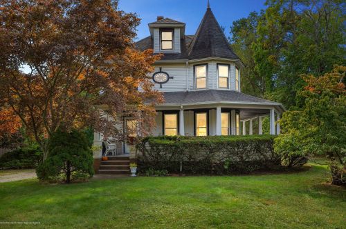 48 Main St, Helmetta, NJ 08828-1213