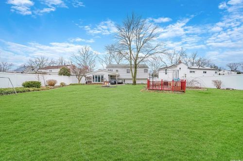 40 Royal Ln, Northport NY  11768-3332 exterior