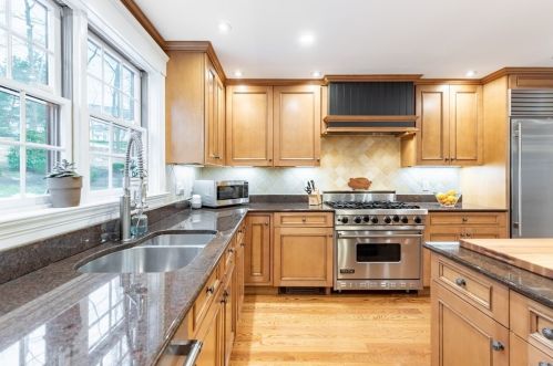 4 Galloupes Pt Rd, Swampscott MA  01907-2739 exterior