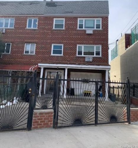 563 Soundview Ave, Bronx, NY 10473-2935