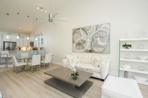4728 Via Carmen, Naples, FL 34105-5621