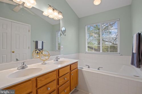 6724 Emmanuel Ct, Gainesville VA  20155-1492 exterior