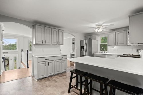 33 Windsor Rd, Huntington CT 06484-5022 exterior