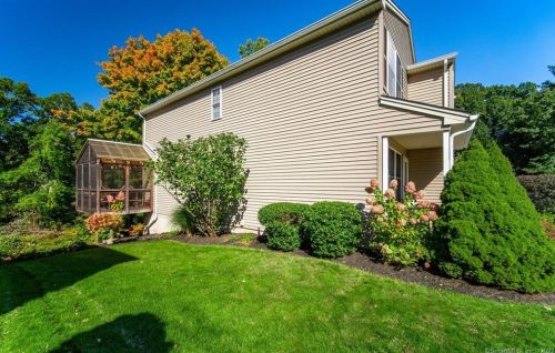 44 Tunxis St, Farmington CT  06032-2814 exterior