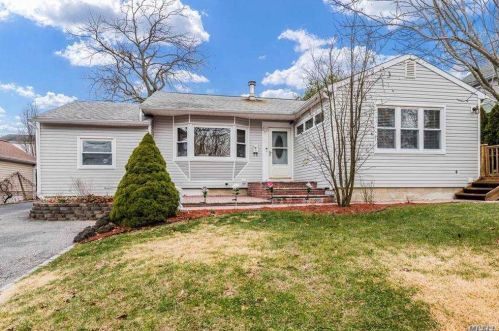 21 Wicks Rd, Elwood, NY 11731-6537