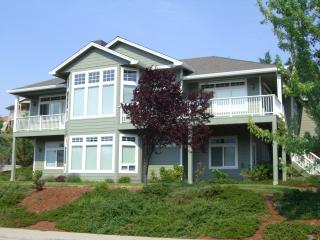 230 Sunnyview Dr, Ashland, OR 97520-2060