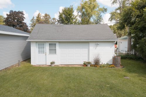 733 Rogers Ct, Lake Geneva WI  53147-1229 exterior