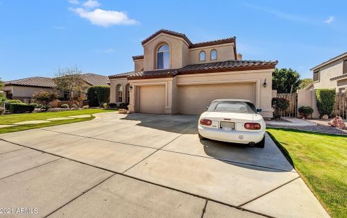 6825 Amigo Dr, Glendale, AZ 85308-8901