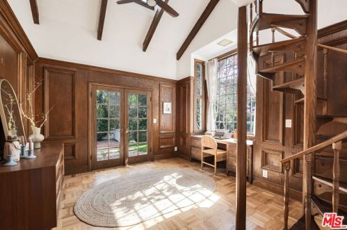 3911 Benedict Canyon Dr, Van Nuys CA  91423-4625 exterior