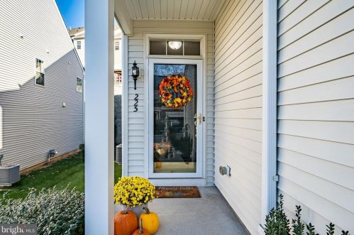 225 Clermont Dr, Newtown Square, PA 19073-4440