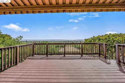 21561 Knoll Way, Hayward CA  94546-6860 exterior