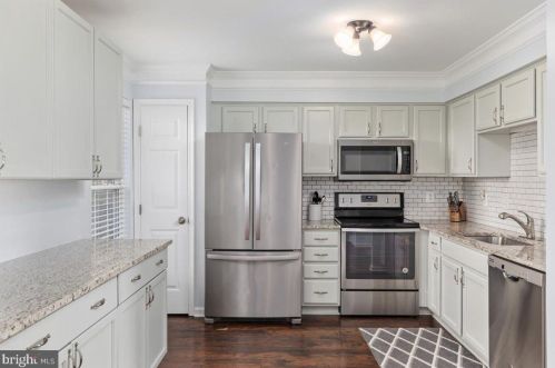 9078 Falcon Glen Ct, Bristow VA  20136-5739 exterior