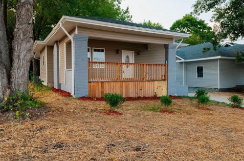 909 Church St, Burlington, NC 27217-2735