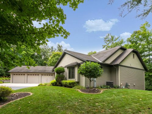 13914 Circle Dr, Mishicot, WI 54228-9425