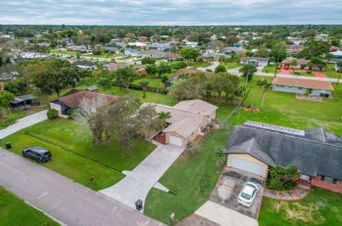 550 Anchor Ln, Fort Pierce FL  34983-2202 exterior