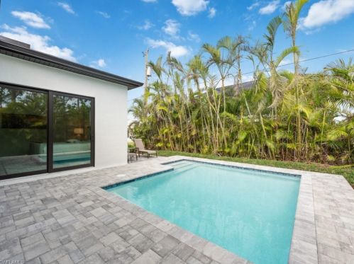 551 97th Ave, Naples, FL 34108-2286