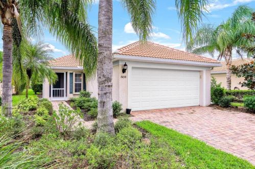 8458 Karina Ct, Naples, FL 34114-2752