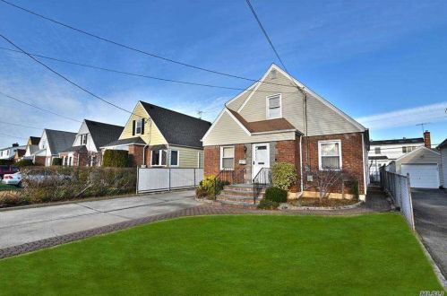 1623 Lincoln Ave, New Hyde Park, NY 11040-4315