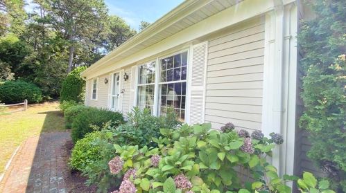 98 Lakeview Ave, Chatham, MA 02633-1223