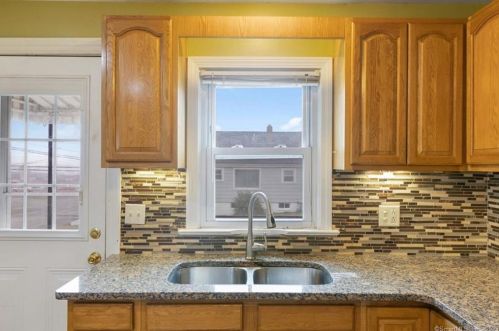 18 Phillips St, United States Coast Guard Ac CT  06320-2619 exterior