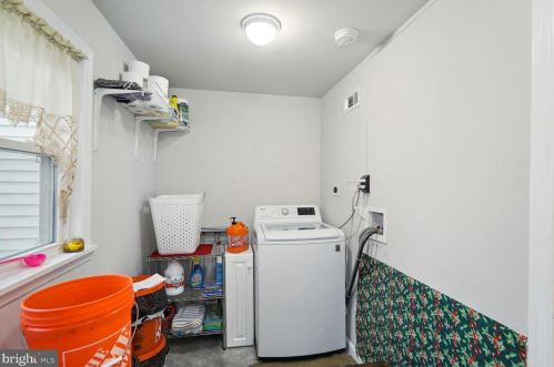 123 Maple Ave, West Deptford NJ  08093-1136 exterior